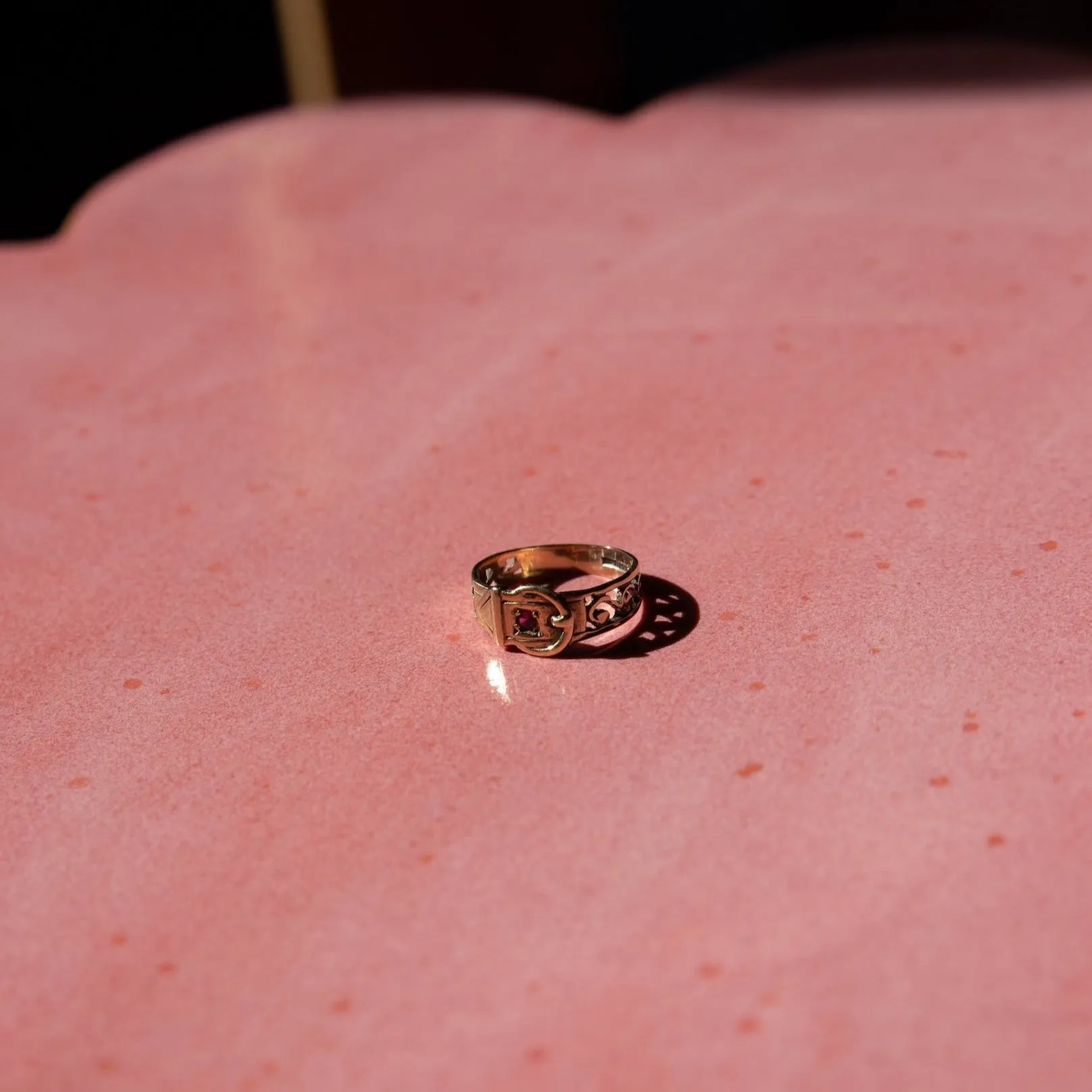 9k Gold Filigree Buckle Ring