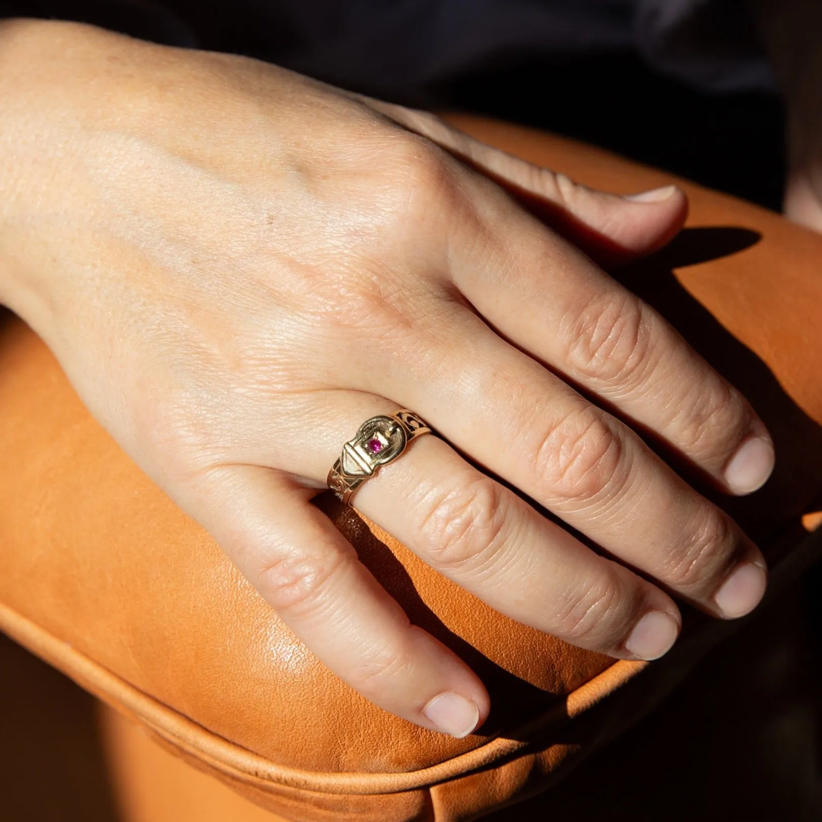 9k Gold Filigree Buckle Ring
