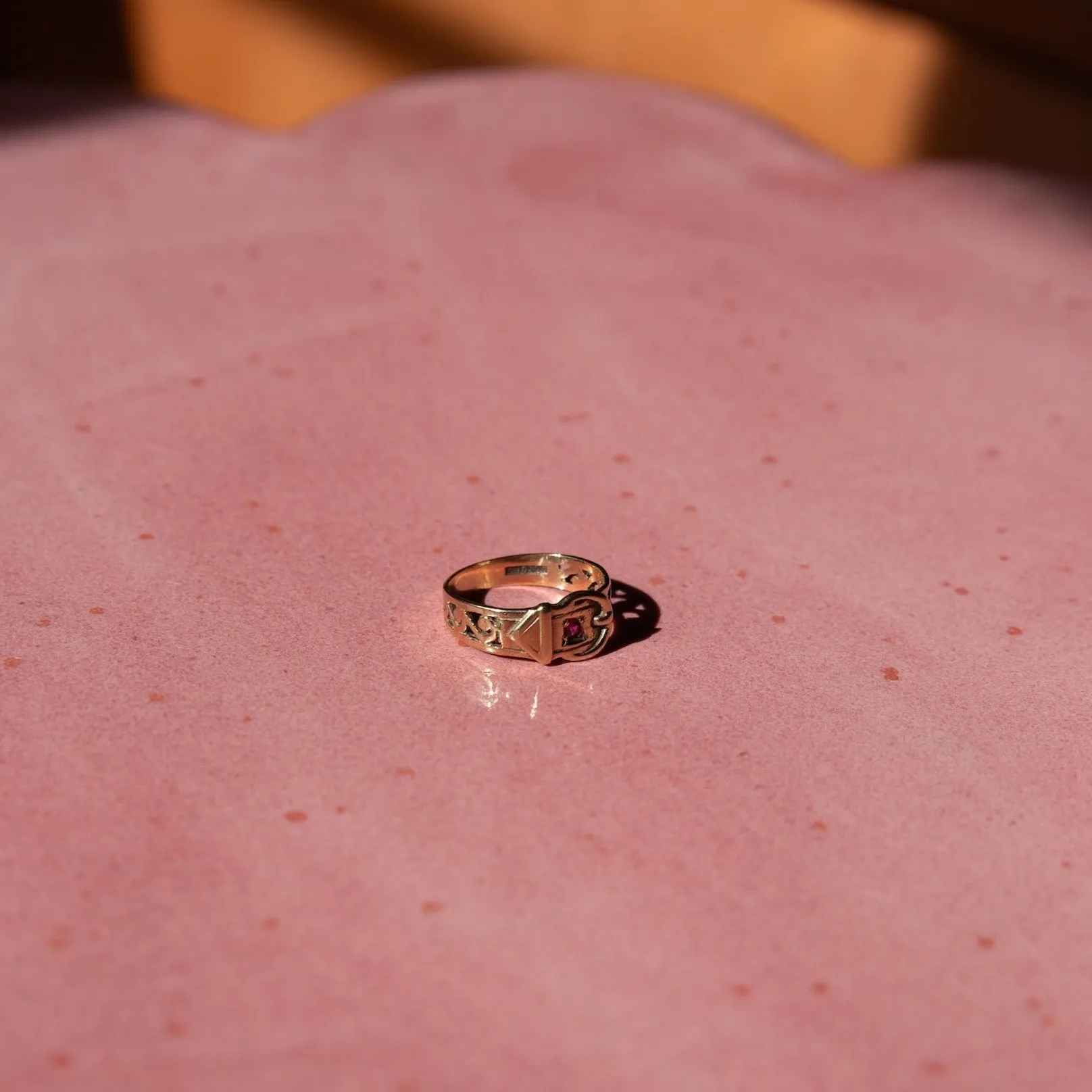 9k Gold Filigree Buckle Ring