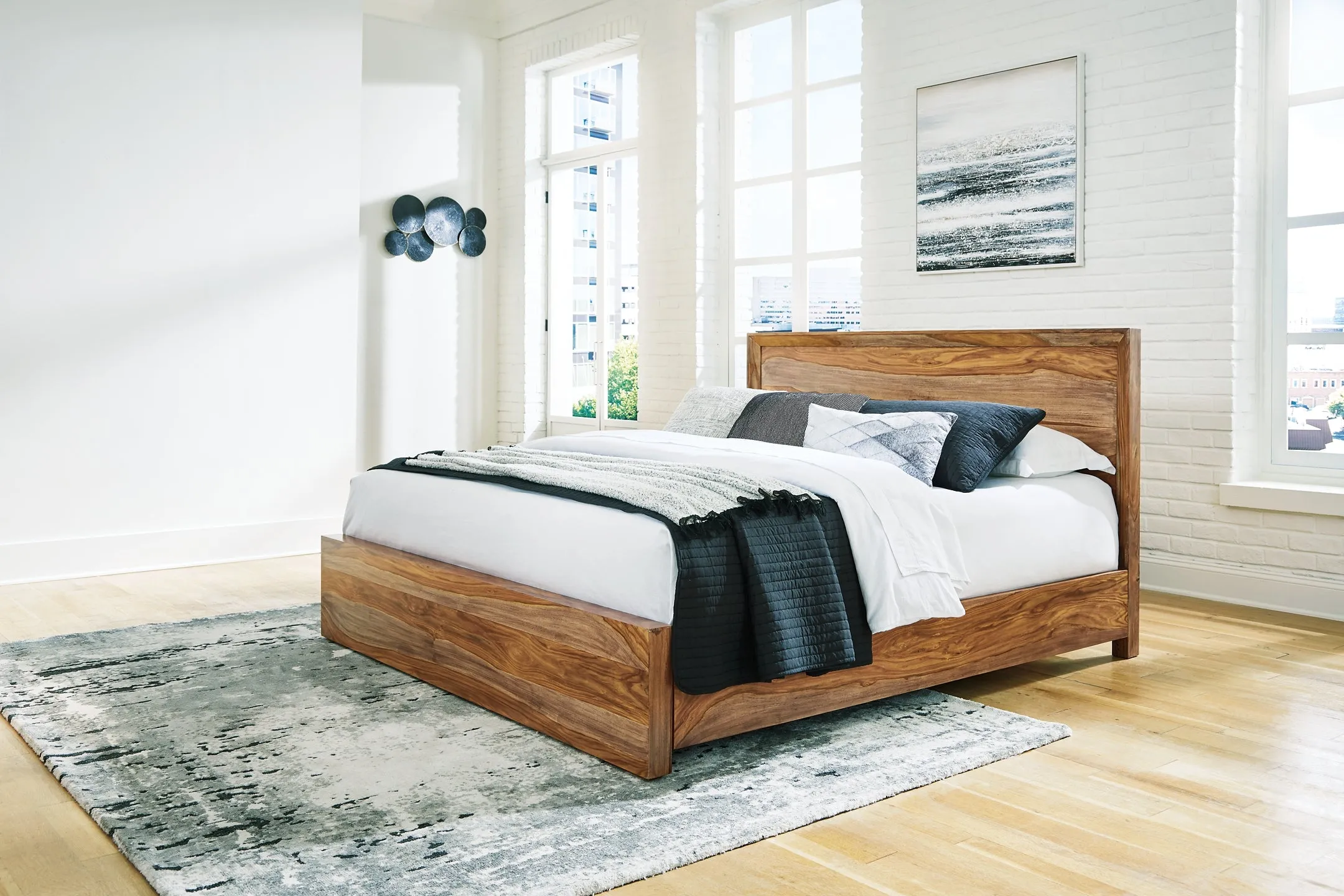 Dressonni California King Panel Bed with Mirrored Dresser