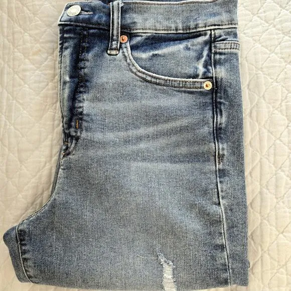 Gap NWOT True Skinny Highrise distressed Size 8/28 Stretch Medium wash
