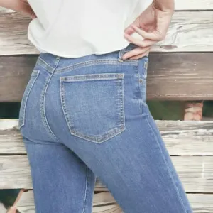 Gap NWOT True Skinny Highrise distressed Size 8/28 Stretch Medium wash