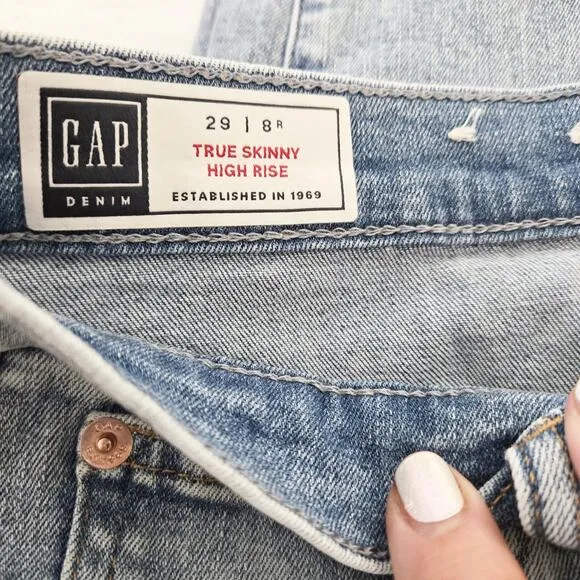 Gap NWOT True Skinny Highrise distressed Size 8/28 Stretch Medium wash