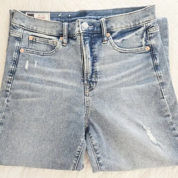 Gap NWOT True Skinny Highrise distressed Size 8/28 Stretch Medium wash