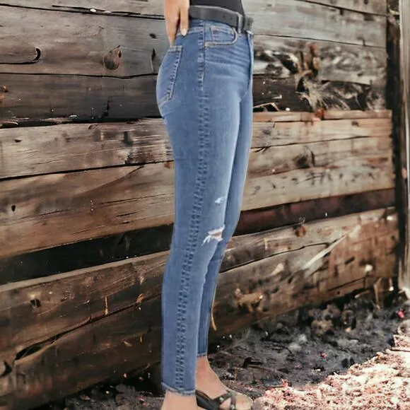 Gap NWOT True Skinny Highrise distressed Size 8/28 Stretch Medium wash