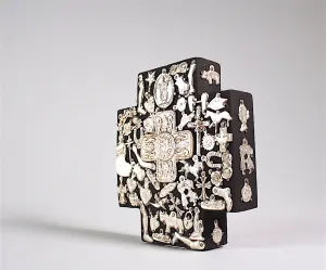 Moderna Milagros Cross | Black