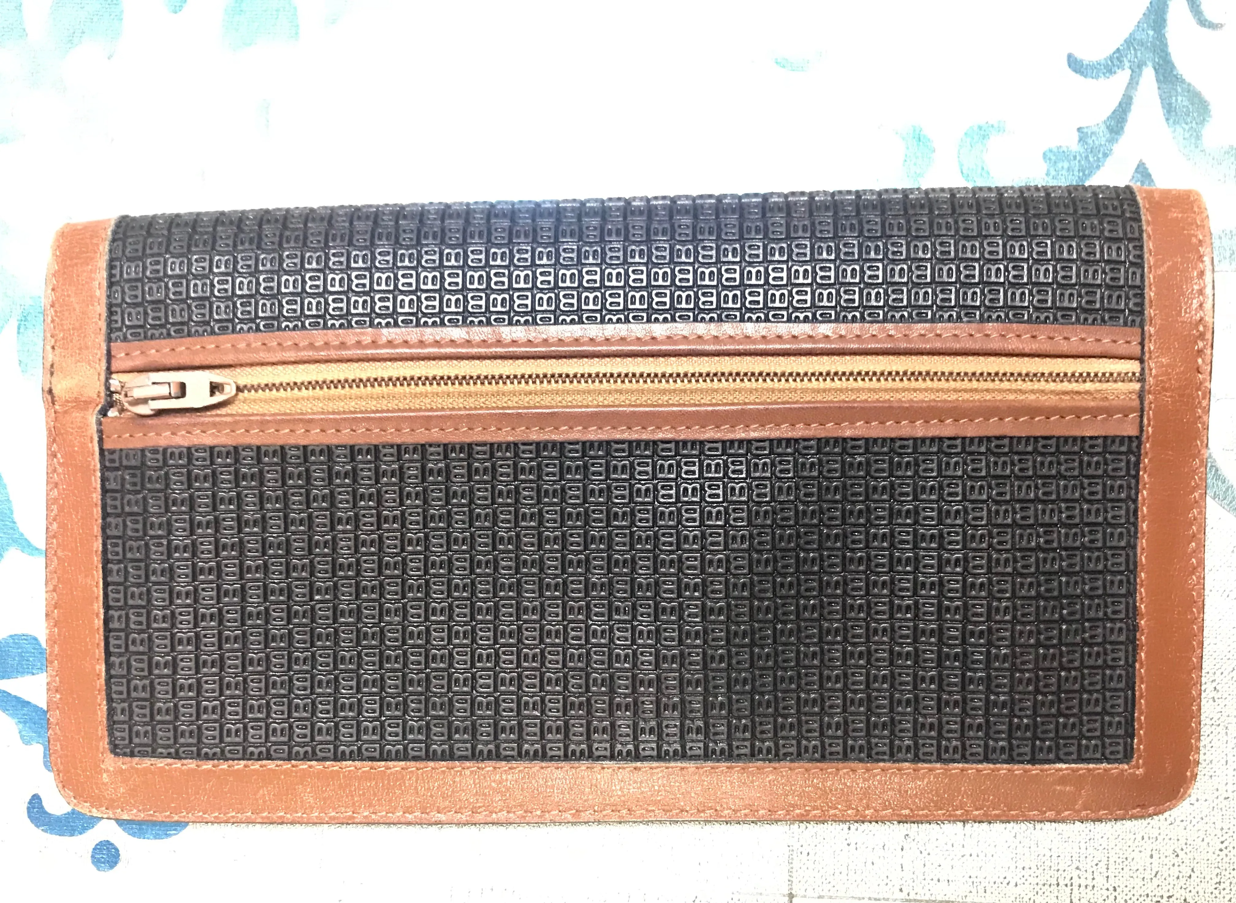 Vintage Bally black and brown wallet with B logo motif. Classic purse for unisex use. 060909r1