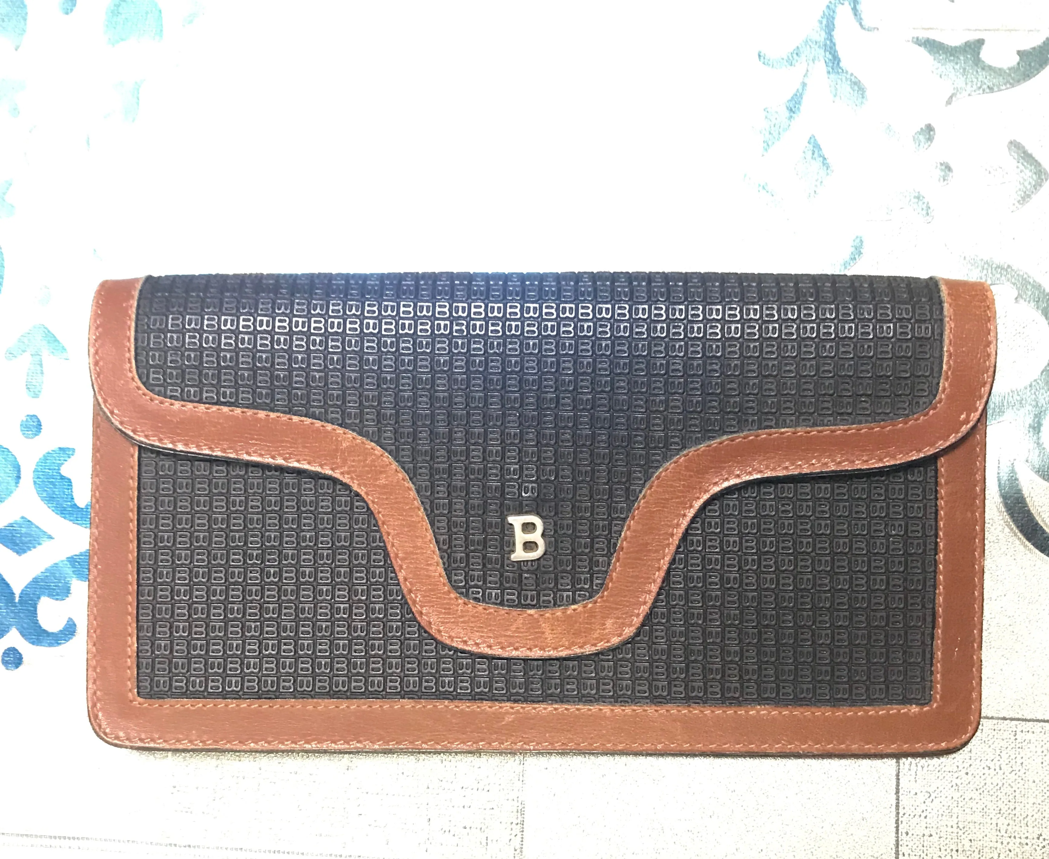 Vintage Bally black and brown wallet with B logo motif. Classic purse for unisex use. 060909r1