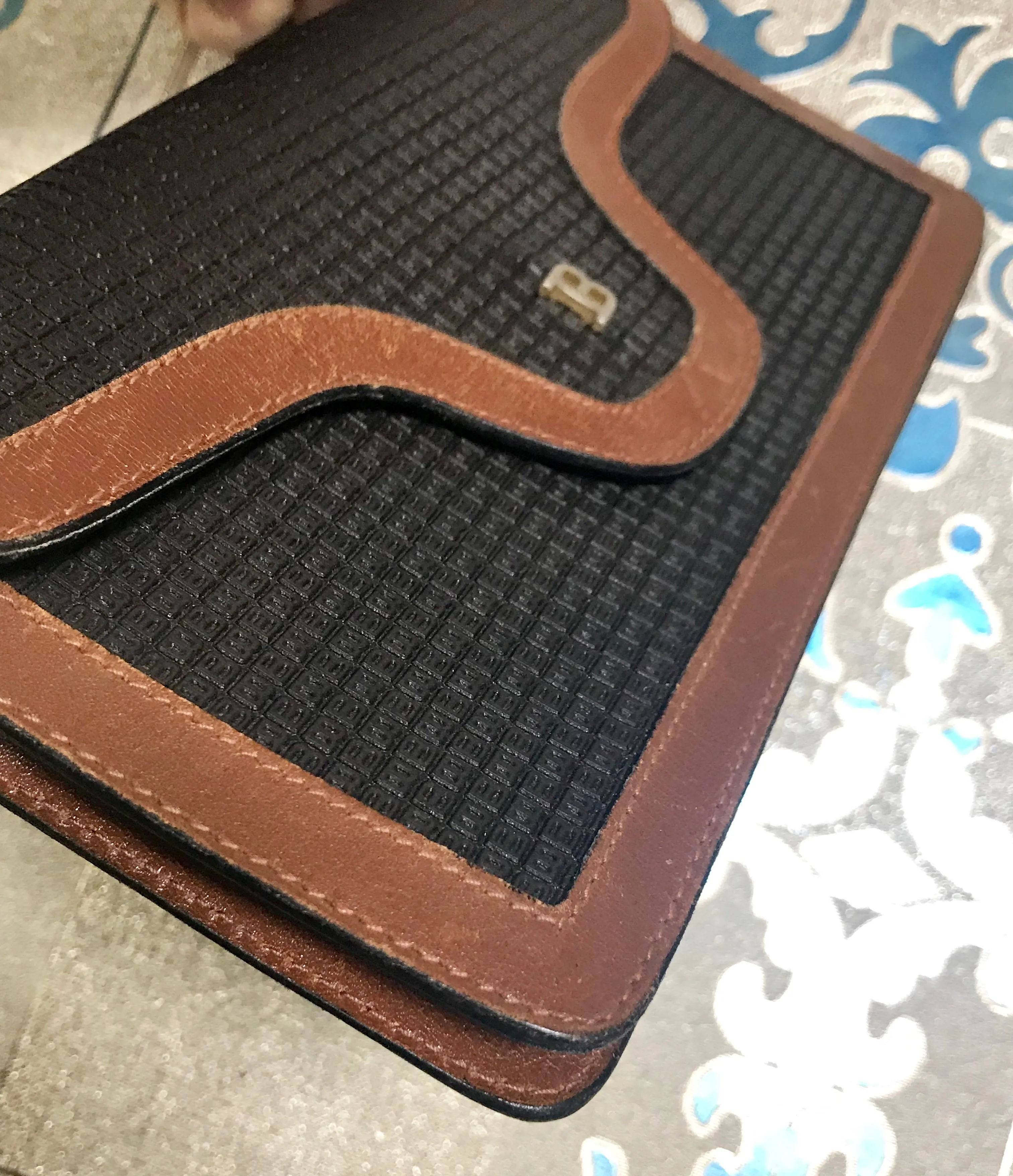 Vintage Bally black and brown wallet with B logo motif. Classic purse for unisex use. 060909r1