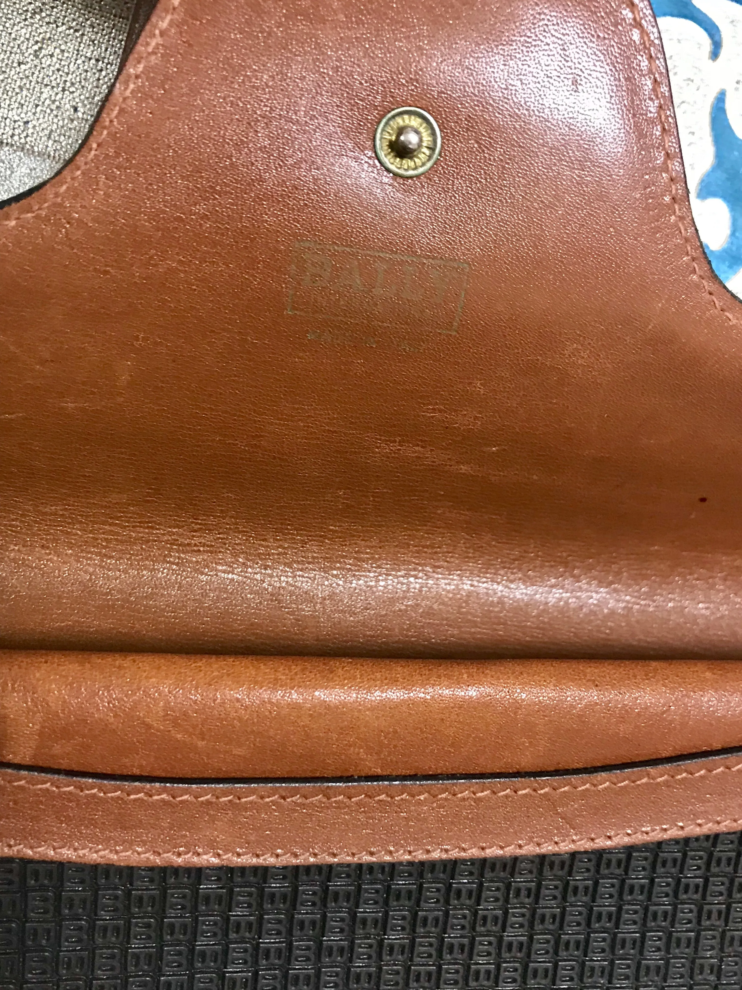 Vintage Bally black and brown wallet with B logo motif. Classic purse for unisex use. 060909r1