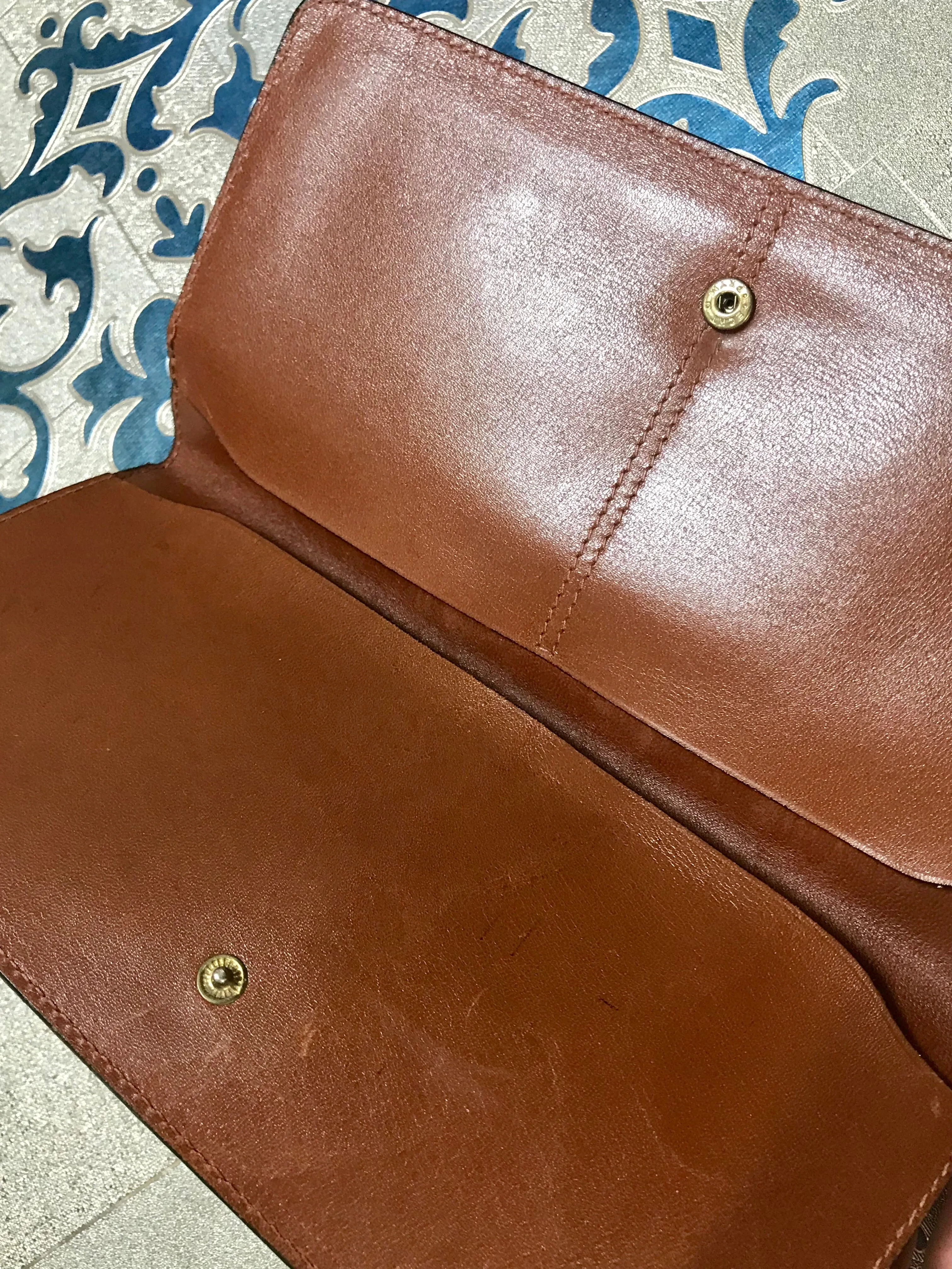 Vintage Bally black and brown wallet with B logo motif. Classic purse for unisex use. 060909r1
