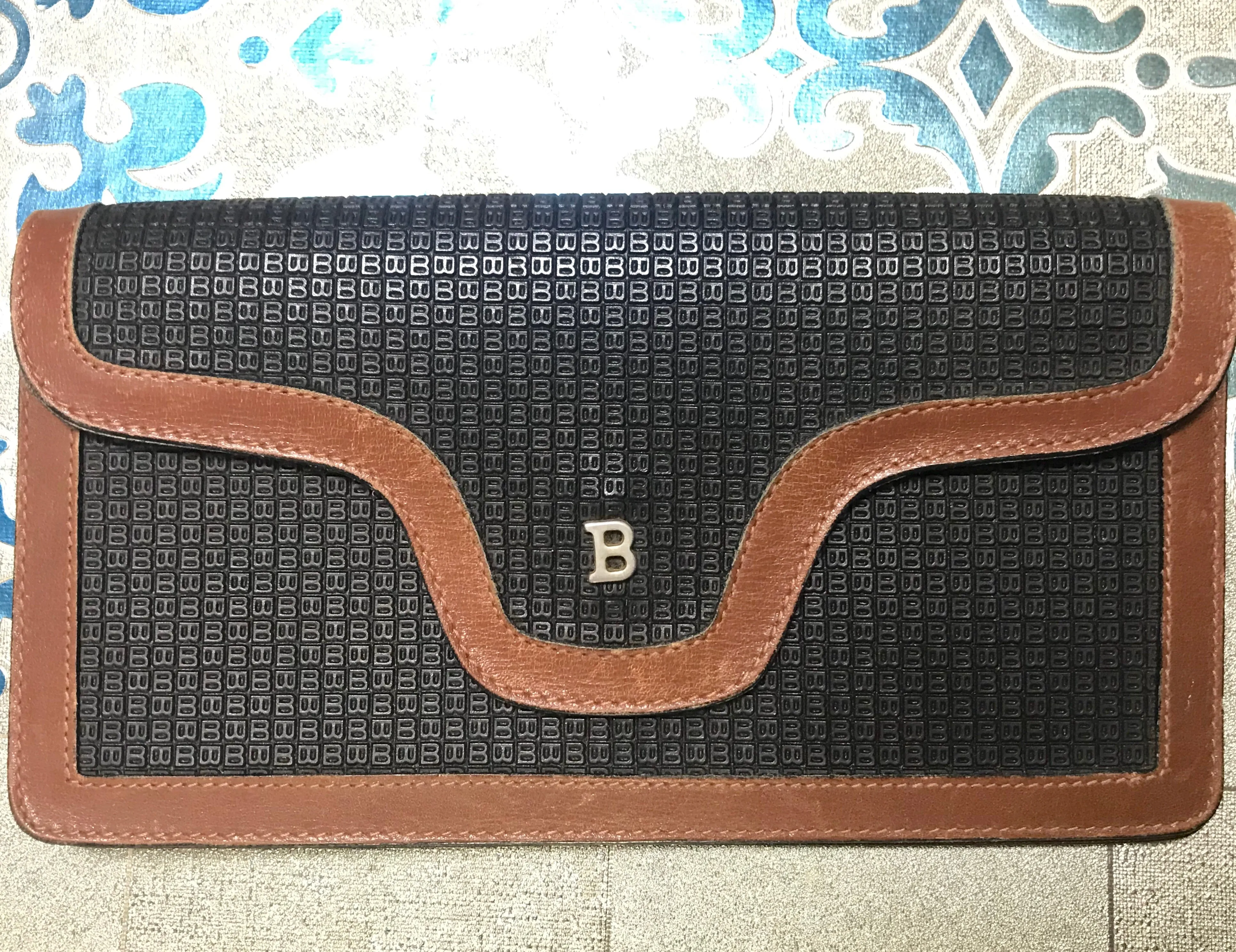 Vintage Bally black and brown wallet with B logo motif. Classic purse for unisex use. 060909r1