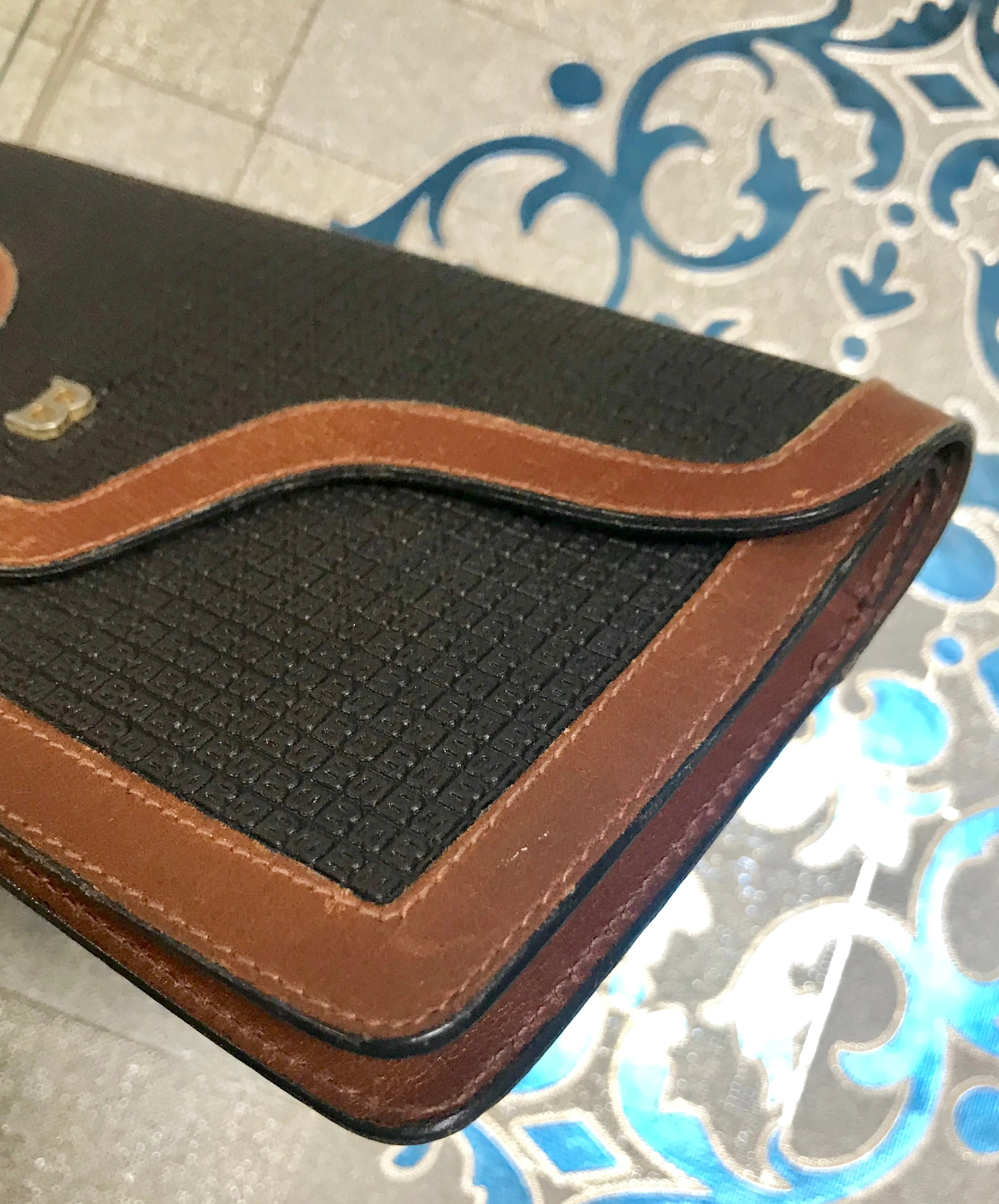 Vintage Bally black and brown wallet with B logo motif. Classic purse for unisex use. 060909r1